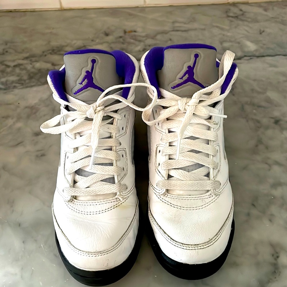 Boys Nike Jordan’s size 4. Bought in September for school. Not worn a lot!